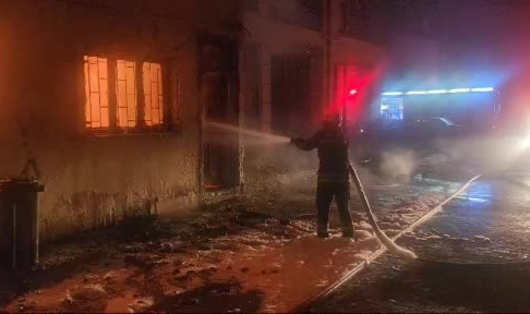 İki katlı ahşap ev alev alev yandı