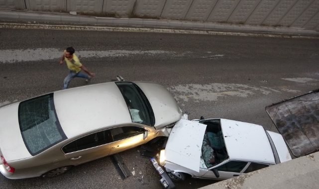 İki otomobil altgeçitte kafa kafaya çarpıştı: 3 yaralı