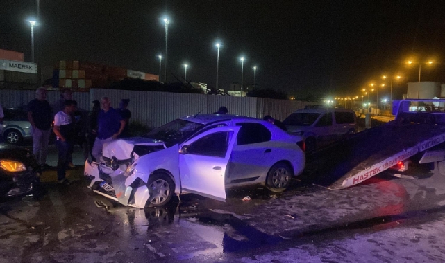 İki otomobil kafa kafaya çarpıştı