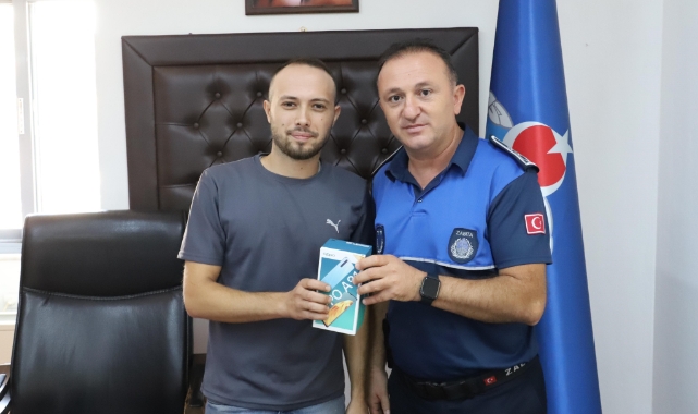 İki yıl önce kaybettiği telefonunu zabıta teslim etti