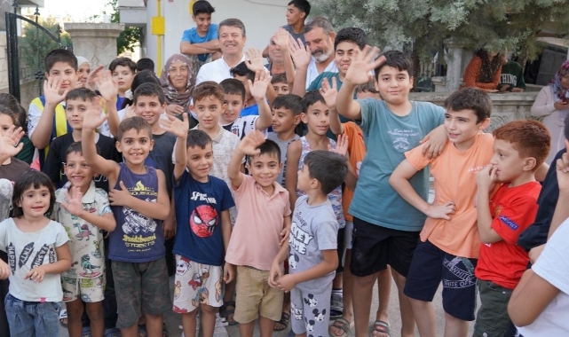 İmamoğlu, kırtasiye ve oyuncakları çocuklara ulaştırdı