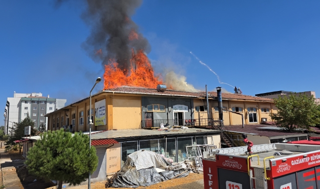 İş merkezinin çatısı alev alev yandı