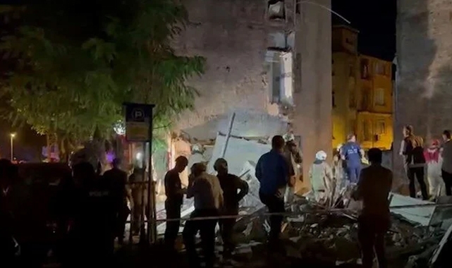 İstanbul'da 3 katlı bina çöktü!