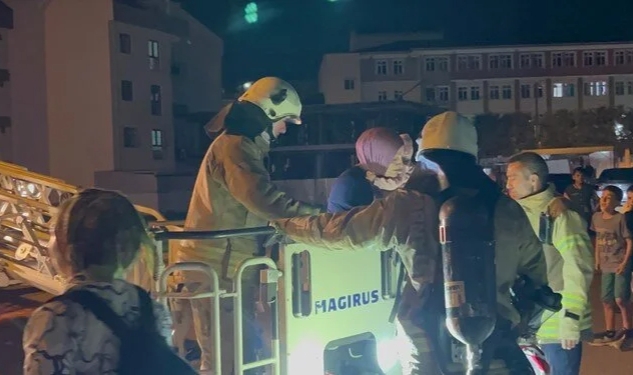 İstanbul'da otopark yangınında mahsur kalanları itfaiye kurtardı