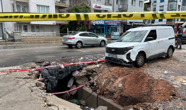 İzmir'i yaz sağanağı vurdu araç göçen yolun içine düştü