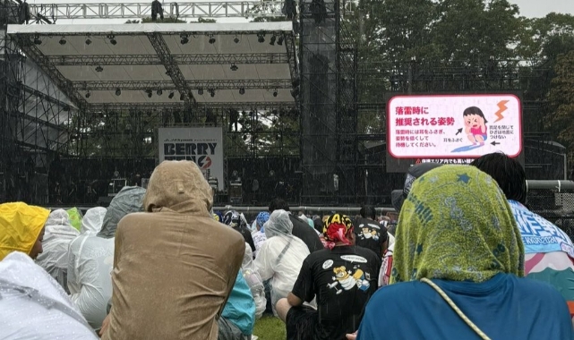 Japonya'da konser alanına yıldırım düştü