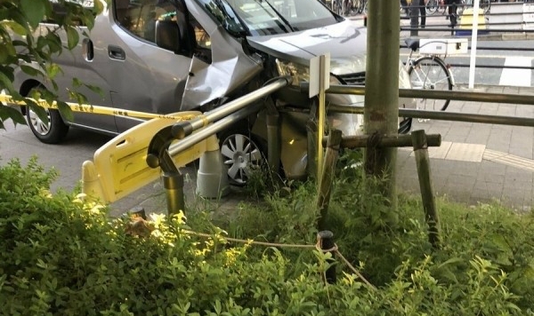 Japonya’da minibüs yayaların arasına daldı