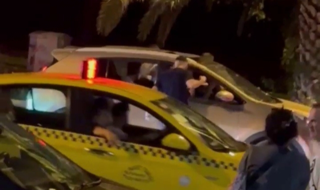 Kadıköy'de aracın önünü kesip darp ettiler
