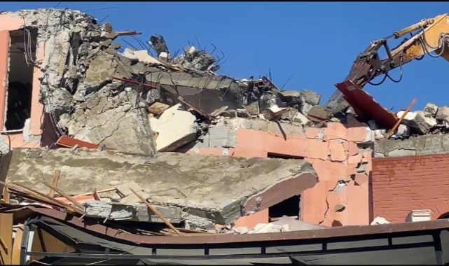 Kadıköy’de yıkımı yapılan bina, cami duvarına çöktü