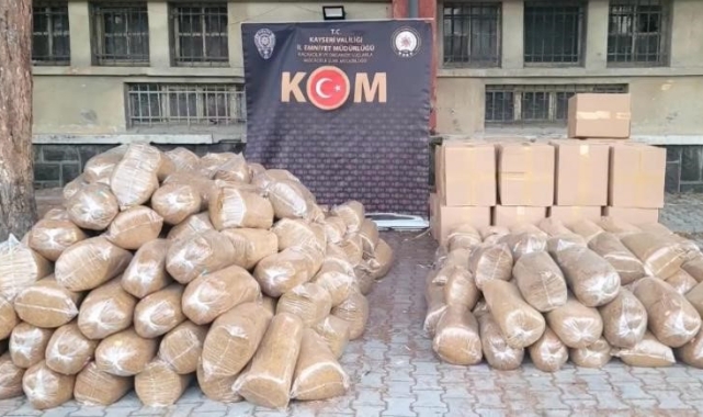 Kamyonetlerden 2 ton kaçak tütün çıktı