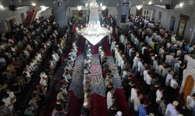 Kandil gecesinde camiler doldu taştı