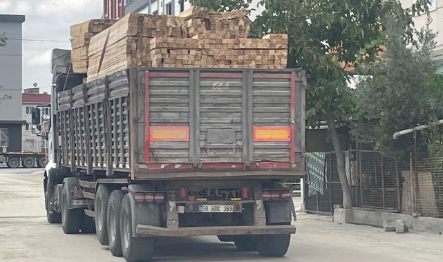 Kapaklı’da tahta yüklü kamyon 2 direği devirdi