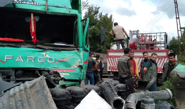 Kastamonu'da beton mikseri ile kamyon çarpıştı