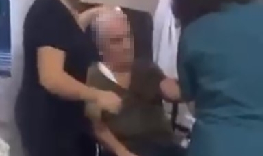 Kendisini muayene eden doktora saldırdı