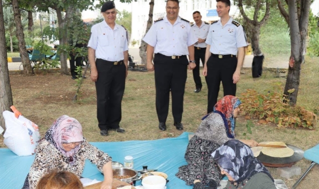 Kırıkkale'de şehit anneleri askerlere gözleme yaptı