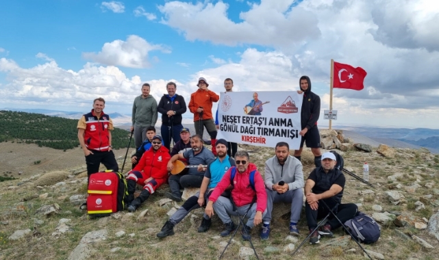 Kırşehirli dağcılar Neşet Ertaş'ı Gönül Dağı'nda andı