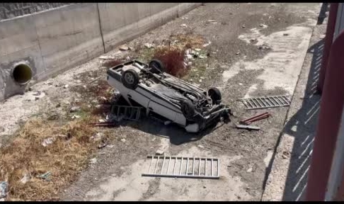 Kontrolden çıkan otomobil kanala düştü