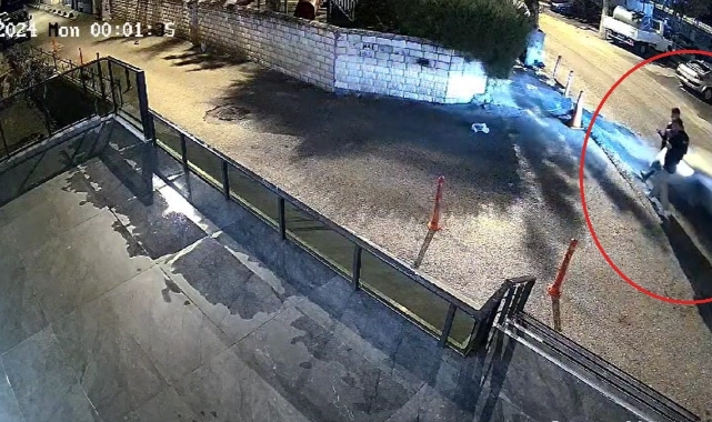Kontrolden çıkan otomobil yolda yürüyen yayaları teğet geçti!