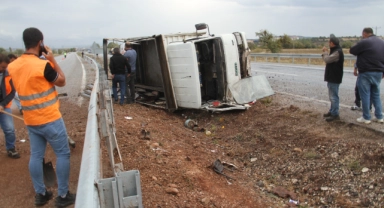 Konya’da kamyonet devrildi