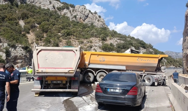 Korkuteli-Antalya karayolunda iki TIR çarpıştı
