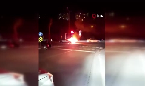 Küçükçekmece’de yanan araca çim sulama ekipleri müdahale etti