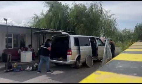 Kurşunlanan minibüs polise sığındı