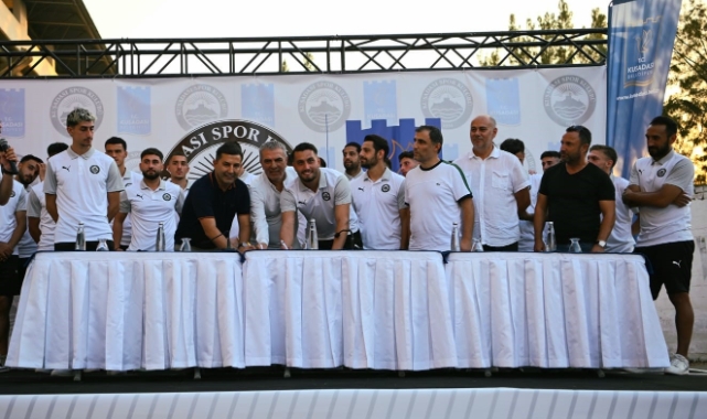Kuşadasıspor yeni transferleri için imza töreni düzenledi