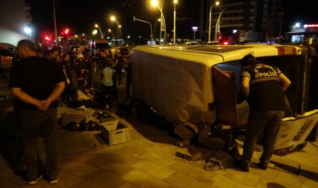 Malatya'da otomobil ile çarpışan işçi servisi devrildi