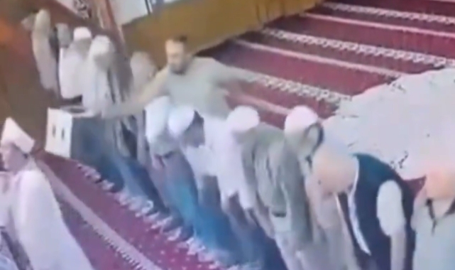 Manisa'da namaz kıldıran imama plastik tabure ile saldırı