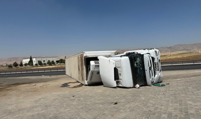Mardin’de kontrolden çıkan TIR devrildi