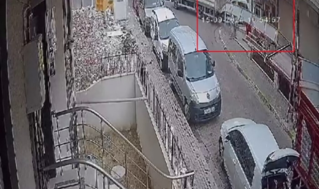 Market tabelası alışverişten çıkan adamın kafasına düştü