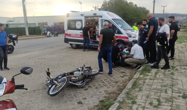 Motosiklet dönüş yapan araca çarptı