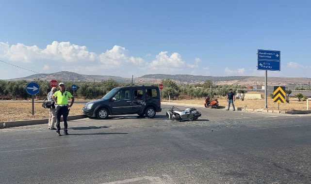 Motosiklet ile hafif ticari araç çarpıştı