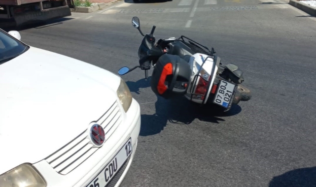 Motosiklet ile otomobil çarpıştı