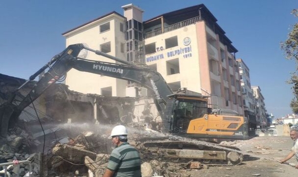 Mudanya'da 50 yıllık belediye binası yıkılıyor