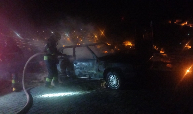 Muğla'da park halindeki otomobil alevlere teslim oldu