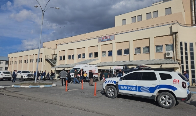 Muş'ta düğüne gideleri taşıyan minibüs takla attı