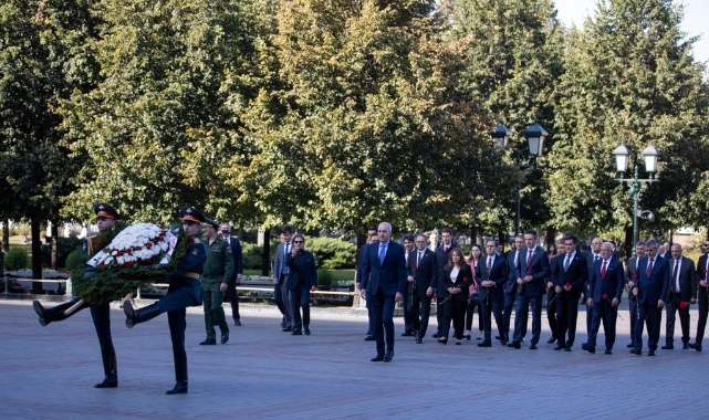 Numan Kurtulmuş, Meçhul Asker Anıtı'na çelenk bıraktı