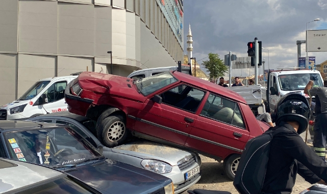 Otomobil çarptığı aracın üzerinde asılı kaldı
