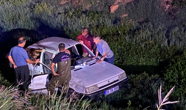 Otomobil, dere yatağına devrildi: 2 yaralı