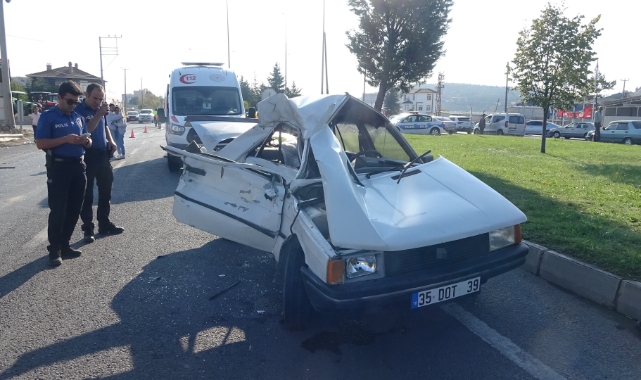Otomobil hurda yığınına döndü