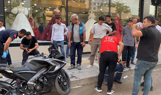 Otomobil ile iki motosiklet çarpıştı