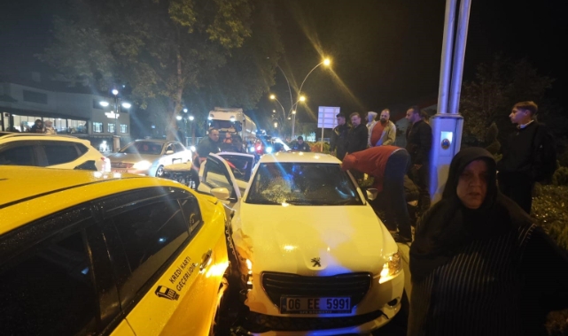 Otomobil kırmızı ışıkta bekleyen ticari taksiye çarptı