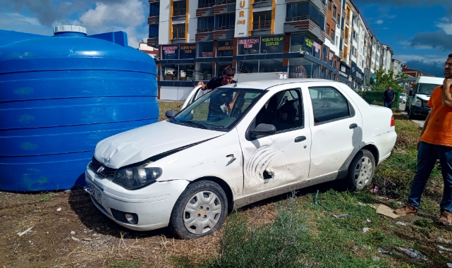 Otomobil su tankına çarptı