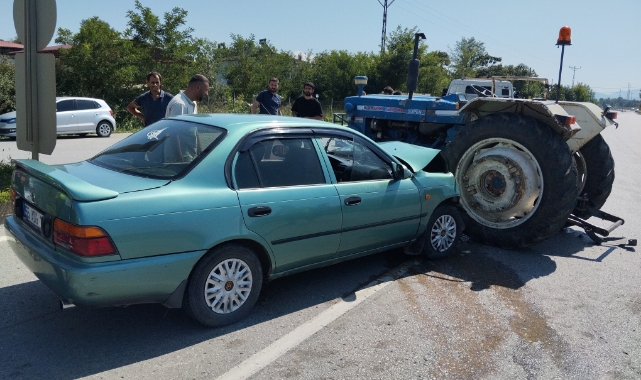 Otomobil traktörle çarpıştı