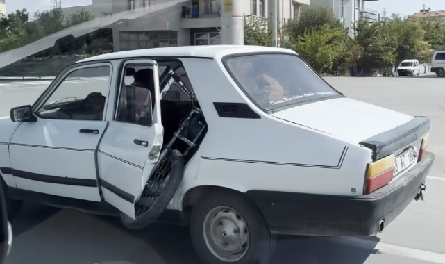 Otomobile motor yükledi, kapısı açık trafikte seyretti