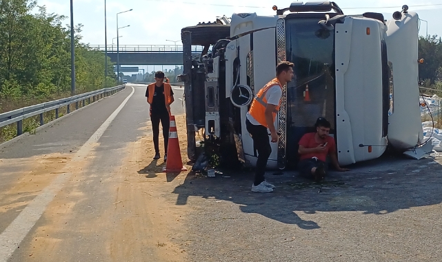 Otoyolda çimento yüklü TIR devrildi