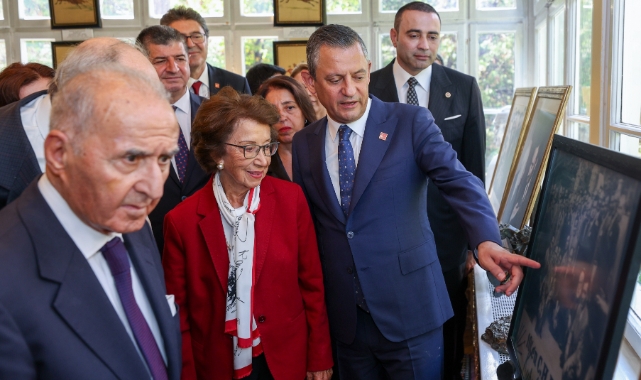 Özgür Özel CHP Tarihi Sergisi'ni ziyaret etti