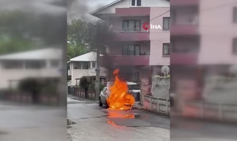Park halindeki otomobil alev topuna döndü