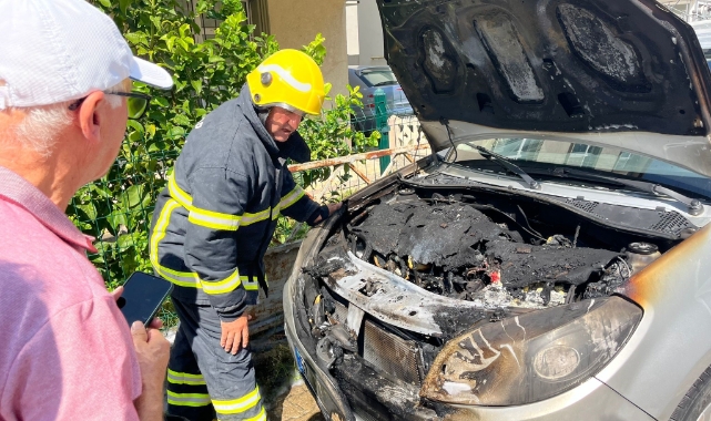 Park halindeki otomobilde yangın çıktı